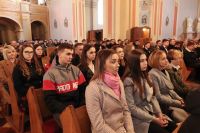 Wierni siedzą w ławkach