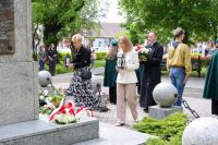 Delegacja składa kwiaty pod pomnikiem