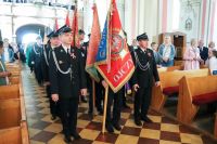 Poczty sztandarowe wkraczają do kościoła