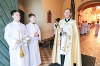 Proboszcz wyczekuje ks. Prymasa w kruchcie