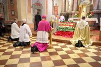 Ks. Prymas modli się przed ołtarzem