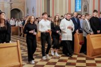 Młodzi w procesji z darami