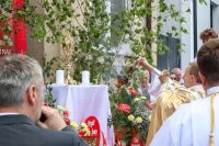 Ksiądz okadza Najświętszy Sakrament