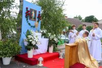 Ksiądz okadza Najświętszy Sakrament