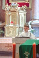 Ministrant czyta czytanie