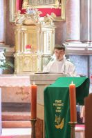 Ministrant czyta czytanie