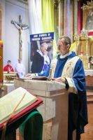 Ks. Proboszcz czyta Ewangelię