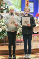 Dzieci czytają modlitwę wiernych