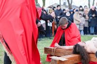 Jezus przybijany do krzyża przez żołnierzy