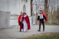 Jezus wyprowadzony z kościoła