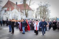 Mieszkańcy Zagórowa niosą krzyż z Jezusem