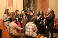 Schola śpiewa