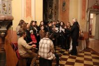 Schola śpiewa