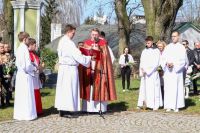 Ks. Rafał mówi modlitwę przed kościołem