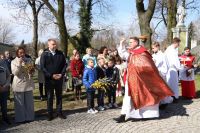 Ks. Rafał święci palmy