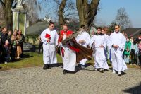 Procesja z palmami wchodzi do kościoła