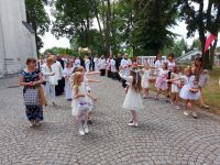 Dziewczynki sypią kwiaty podczas procesji