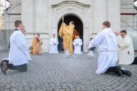 Ksiądz błogosławi Najświętszym Sakramentem