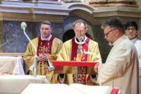 Księża sprawują Mszę Św.