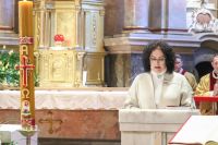 Kobieta czyta czytanie