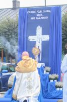 Ks. Przemysław okadza Najświętszy Sakrament