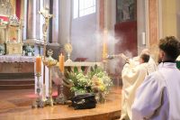 Ks. Proboszcz okadza Najświętszy Sakrament