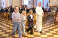 Procesja z darami dzieci