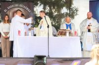 Księża sprawują Mszę Św.