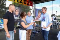 Proboszcz wręcza podziękowania