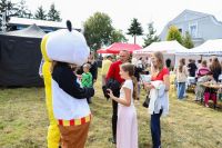 Maskotki rozdają dzieciom smakołyki