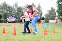 Dzieci biorą udział w konkurencjach sportowych