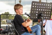 Chłopak gra na gitarze