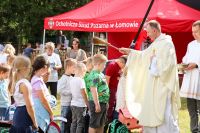 Proboszcz święci tornistry dzieciom