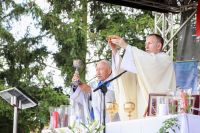 Księża sprawują Eucharystię