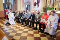 Proboszcz obmywa i całuje nogi mężczyznom