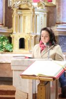 Kobieta czyta komentarz