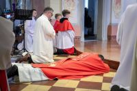 Proboszcz modli się leżąc przed ołtarzem