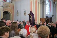 Ks. Proboszcz odsłania krzyż