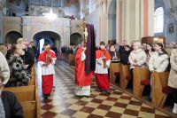 Ks. Proboszcz odsłania krzyż