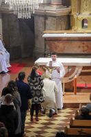 Wierni adorują krzyż