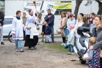 Ksiądz święci pokarmy motocyklistom