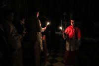 WIerni odpalają świeczki