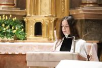 Kobieta czyta czytanie