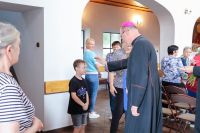 Ks. Prymas błogosławi chłopca