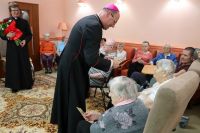 Ks. Prymas błogosławi chorych