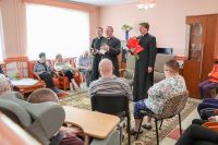 Ks. Prymas z mieszkańcami DPS