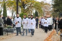 Procesja idzie przez cmentarz