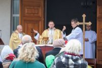 Księża sprawują Eucharystię